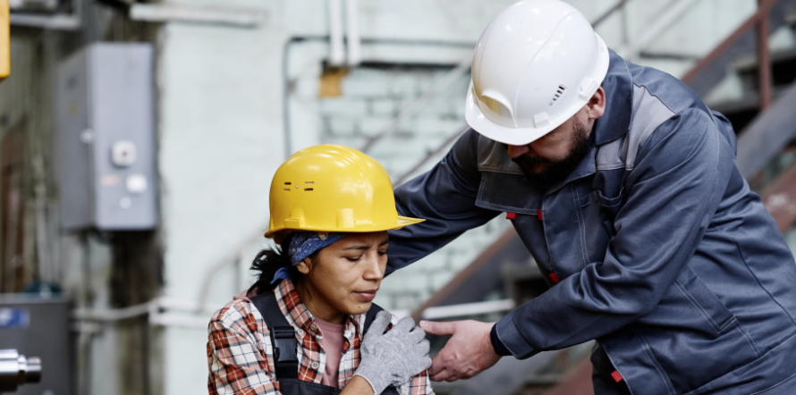 Photo d'une personne souffrant de TMS au travail.